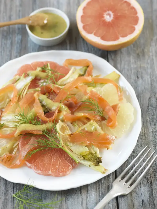 Salade de pomelo, fenouil rôti et saumon fumé